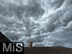 01.08.2025, Bad Wrishofen, Unterallgu, bedrohliche Gewitterwolken am Himmel ber der Kurstadt Bad Wrishofen (Bayern). 