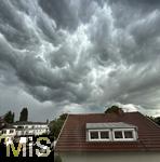 01.08.2025, Bad Wrishofen, Unterallgu, bedrohliche Gewitterwolken am Himmel ber der Kurstadt Bad Wrishofen (Bayern). 