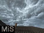 01.08.2025, Bad Wrishofen, Unterallgu, bedrohliche Gewitterwolken am Himmel ber der Kurstadt Bad Wrishofen (Bayern). 