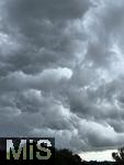 01.08.2025, Bad Wrishofen, Unterallgu, bedrohliche Gewitterwolken am Himmel ber der Kurstadt Bad Wrishofen (Bayern). 