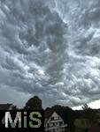 01.08.2025, Bad Wrishofen, Unterallgu, bedrohliche Gewitterwolken am Himmel ber der Kurstadt Bad Wrishofen (Bayern). 