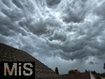 01.08.2025, Bad Wrishofen, Unterallgu, bedrohliche Gewitterwolken am Himmel ber der Kurstadt Bad Wrishofen (Bayern). 