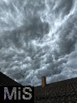 01.08.2025, Bad Wrishofen, Unterallgu, bedrohliche Gewitterwolken am Himmel ber der Kurstadt Bad Wrishofen (Bayern). 