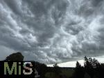 01.08.2025, Bad Wrishofen, Unterallgu, bedrohliche Gewitterwolken am Himmel ber der Kurstadt Bad Wrishofen (Bayern). 
