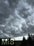 01.08.2025, Bad Wrishofen, Unterallgu, bedrohliche Gewitterwolken am Himmel ber der Kurstadt Bad Wrishofen (Bayern). 