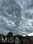 01.08.2025, Bad Wrishofen, Unterallgu, bedrohliche Gewitterwolken am Himmel ber der Kurstadt Bad Wrishofen (Bayern). 