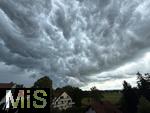 01.08.2025, Bad Wrishofen, Unterallgu, bedrohliche Gewitterwolken am Himmel ber der Kurstadt Bad Wrishofen (Bayern). 