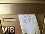 01.08.2025, Mindelheim im Unterallgu, in einem Hausbriefkasten hngt eine Wurfsendung von den Zeugen Jehovas. REINE ANBETUNG 2025? 
 