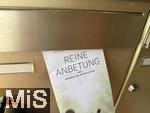 01.08.2025, Mindelheim im Unterallgu, in einem Hausbriefkasten hngt eine Wurfsendung von den Zeugen Jehovas. REINE ANBETUNG 2025? 
 