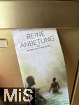 01.08.2025, Mindelheim im Unterallgu, in einem Hausbriefkasten hngt eine Wurfsendung von den Zeugen Jehovas. REINE ANBETUNG 2025?
 