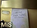 01.08.2025, Mindelheim im Unterallgu, in einem Hausbriefkasten hngt eine Wurfsendung von den Zeugen Jehovas. REINE ANBETUNG 2025? 
 