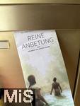 01.08.2025, Mindelheim im Unterallgu, in einem Hausbriefkasten hngt eine Wurfsendung von den Zeugen Jehovas. REINE ANBETUNG 2025?
 