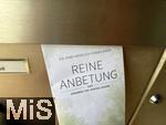 01.08.2025, Mindelheim im Unterallgu, in einem Hausbriefkasten hngt eine Wurfsendung von den Zeugen Jehovas. REINE ANBETUNG 2025? 
 