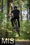 02.08.2025, Ferien in Bayern, viel Zeit fr Schulkinder fr ihre Freizeitaktivitten. Philipp aus Bad Wrishofen beim Mountainbiken im Wald, (Modelreleased) 