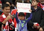 02.08.2025, Fussball Bundesliga 2025/2026, Freundschaftsspiel, FC Bayern Mnchen - Olympique Lyon, in der Allianz-Arena Mnchen, Hier bittet ein Kind um ein Autogramm