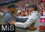 02.08.2025, Fussball Bundesliga 2025/2026, Freundschaftsspiel, FC Bayern Mnchen - Olympique Lyon, in der Allianz-Arena Mnchen, v.l. Trainer Vincent Kompany (FC Bayern Mnchen) begrt Trainer Paulo Fonseca (Olympique Lyon) 