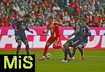 02.08.2025, Fussball Bundesliga 2025/2026, Freundschaftsspiel, FC Bayern Mnchen - Olympique Lyon, in der Allianz-Arena Mnchen, Lennart Karl (Bayern Mnchen) setzt sich durch.