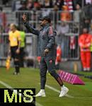 02.08.2025, Fussball Bundesliga 2025/2026, Freundschaftsspiel, FC Bayern Mnchen - Olympique Lyon, in der Allianz-Arena Mnchen, Trainer Vincent Kompany (FC Bayern Mnchen) gestikuliert