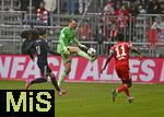 02.08.2025, Fussball Bundesliga 2025/2026, Freundschaftsspiel, FC Bayern Mnchen - Olympique Lyon, in der Allianz-Arena Mnchen, v.l. Afonso Moreira (Olympique Lyon), Torwart Manuel Neuer (FC Bayern Mnchen) und Kingsley Coman (FC Bayern Mnchen) 
