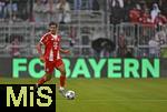 02.08.2025, Fussball Bundesliga 2025/2026, Freundschaftsspiel, FC Bayern Mnchen - Olympique Lyon, in der Allianz-Arena Mnchen, Tom Bischof (Bayern Mnchen) am Ball.