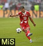 02.08.2025, Fussball Bundesliga 2025/2026, Freundschaftsspiel, FC Bayern Mnchen - Olympique Lyon, in der Allianz-Arena Mnchen, Tom Bischof (Bayern Mnchen) am Ball.
