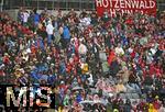 02.08.2025, Fussball Bundesliga 2025/2026, Freundschaftsspiel, FC Bayern Mnchen - Olympique Lyon, in der Allianz-Arena Mnchen, Die Fans auf den unteren Rngen fchten nach oben
