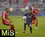 02.08.2025, Fussball Bundesliga 2025/2026, Freundschaftsspiel, FC Bayern Mnchen - Olympique Lyon, in der Allianz-Arena Mnchen, v.l. Leon Goretzka (FC Bayern Mnchen) gegen Afonso Moreira (Olympique Lyon) 