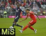 02.08.2025, Fussball Bundesliga 2025/2026, Freundschaftsspiel, FC Bayern Mnchen - Olympique Lyon, in der Allianz-Arena Mnchen, Luis Diaz (FC Bayern Mnchen) setzt sic durch.