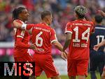 02.08.2025, Fussball Bundesliga 2025/2026, Freundschaftsspiel, FC Bayern Mnchen - Olympique Lyon, in der Allianz-Arena Mnchen, v.l. Michael Olise (FC Bayern Mnchen), Joshua Kimmich (FC Bayern Mnchen) und Luis Diaz (FC Bayern Mnchen) 