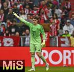 02.08.2025, Fussball Bundesliga 2025/2026, Freundschaftsspiel, FC Bayern Mnchen - Olympique Lyon, in der Allianz-Arena Mnchen, Torwart Jonas Urbig (FC Bayern Mnchen) gestikuliert