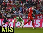 02.08.2025, Fussball Bundesliga 2025/2026, Freundschaftsspiel, FC Bayern Mnchen - Olympique Lyon, in der Allianz-Arena Mnchen, Torwart Jonas Urbig (FC Bayern Mnchen) verdribbelt sich.