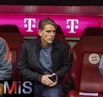02.08.2025, Fussball Bundesliga 2025/2026, Freundschaftsspiel, FC Bayern Mnchen - Olympique Lyon, in der Allianz-Arena Mnchen, Sportdirektor Christoph Freund (Bayern Mnchen) nachdenklich 