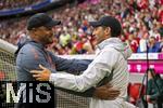 02.08.2025, Fussball Bundesliga 2025/2026, Freundschaftsspiel, FC Bayern Mnchen - Olympique Lyon, in der Allianz-Arena Mnchen, v.li: Trainer Vincent Kompany (FC Bayern Mnchen) begrt Trainer Paulo Fonseca (Olympique Lyon)  