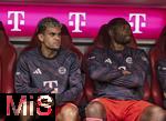 02.08.2025, Fussball Bundesliga 2025/2026, Freundschaftsspiel, FC Bayern Mnchen - Olympique Lyon, in der Allianz-Arena Mnchen,  Luis Diaz (FC Bayern Mnchen) auf der Bank mit Jonathan Tah (re, FC Bayern Mnchen) 