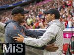 02.08.2025, Fussball Bundesliga 2025/2026, Freundschaftsspiel, FC Bayern Mnchen - Olympique Lyon, in der Allianz-Arena Mnchen, v.li: Trainer Vincent Kompany (FC Bayern Mnchen) begrt Trainer Paulo Fonseca (Olympique Lyon)  