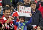 02.08.2025, Fussball Bundesliga 2025/2026, Freundschaftsspiel, FC Bayern Mnchen - Olympique Lyon, in der Allianz-Arena Mnchen, Kind mchte eine Autogramm.