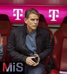02.08.2025, Fussball Bundesliga 2025/2026, Freundschaftsspiel, FC Bayern Mnchen - Olympique Lyon, in der Allianz-Arena Mnchen, Sportdirektor Christoph Freund (Bayern Mnchen) nachdenklich 