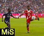 02.08.2025, Fussball Bundesliga 2025/2026, Freundschaftsspiel, FC Bayern Mnchen - Olympique Lyon, in der Allianz-Arena Mnchen, Kingsley Coman (re, FC Bayern Mnchen) gegen Sael Kumbedi (li, Olympique Lyon) 
