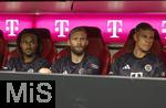 02.08.2025, Fussball Bundesliga 2025/2026, Freundschaftsspiel, FC Bayern Mnchen - Olympique Lyon, in der Allianz-Arena Mnchen, v.lI. Jonah Kusi-Asare (Bayern Mnchen), Konrad Laimer (FC Bayern Mnchen), Joshua Kimmich (FC Bayern Mnchen) auf der Bank.