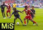 02.08.2025, Fussball Bundesliga 2025/2026, Freundschaftsspiel, FC Bayern Mnchen - Olympique Lyon, in der Allianz-Arena Mnchen, re: Kingsley Coman (FC Bayern Mnchen) am Ball gegen Sael Kumbedi (li, Olympique Lyon) 