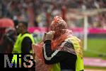 02.08.2025, Fussball Bundesliga 2025/2026, Freundschaftsspiel, FC Bayern Mnchen - Olympique Lyon, in der Allianz-Arena Mnchen, Ordner am Spielfeldrand beim Versuch sich das Regencape berzustreifen.