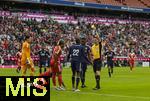 02.08.2025, Fussball Bundesliga 2025/2026, Freundschaftsspiel, FC Bayern Mnchen - Olympique Lyon, in der Allianz-Arena Mnchen, Schiedsrichter Florian Badstbner zeigt Clinton Mata (Olympique Lyon) die gelbe Karte. li: Torwart Remy Descamps (Olympique Lyon), Serge Gnabry (FC Bayern Mnchen) 