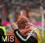 02.08.2025, Fussball Bundesliga 2025/2026, Freundschaftsspiel, FC Bayern Mnchen - Olympique Lyon, in der Allianz-Arena Mnchen, Ordner am Spielfeldrand beim Versuch sich das Regencape berzustreifen.