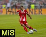 02.08.2025, Fussball Bundesliga 2025/2026, Freundschaftsspiel, FC Bayern Mnchen - Olympique Lyon, in der Allianz-Arena Mnchen, Tom Bischof (Bayern Mnchen) am Ball 