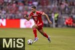02.08.2025, Fussball Bundesliga 2025/2026, Freundschaftsspiel, FC Bayern Mnchen - Olympique Lyon, in der Allianz-Arena Mnchen, Raphael Guerreiro (FC Bayern Mnchen) am Ball 