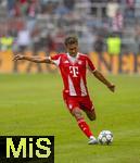 02.08.2025, Fussball Bundesliga 2025/2026, Freundschaftsspiel, FC Bayern Mnchen - Olympique Lyon, in der Allianz-Arena Mnchen, Tom Bischof (Bayern Mnchen) am Ball 