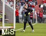 02.08.2025, Fussball Bundesliga 2025/2026, Freundschaftsspiel, FC Bayern Mnchen - Olympique Lyon, in der Allianz-Arena Mnchen, Torwart Manuel Neuer (FC Bayern Mnchen) beim Aufwrmen.