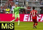02.08.2025, Fussball Bundesliga 2025/2026, Freundschaftsspiel, FC Bayern Mnchen - Olympique Lyon, in der Allianz-Arena Mnchen, Torwart Manuel Neuer (FC Bayern Mnchen) am Ball 