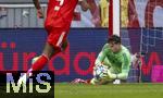 02.08.2025, Fussball Bundesliga 2025/2026, Freundschaftsspiel, FC Bayern Mnchen - Olympique Lyon, in der Allianz-Arena Mnchen, Torwart Jonas Urbig (FC Bayern Mnchen) hat den Ball sicher 