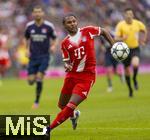 02.08.2025, Fussball Bundesliga 2025/2026, Freundschaftsspiel, FC Bayern Mnchen - Olympique Lyon, in der Allianz-Arena Mnchen, Serge Gnabry (FC Bayern Mnchen) am Ball 